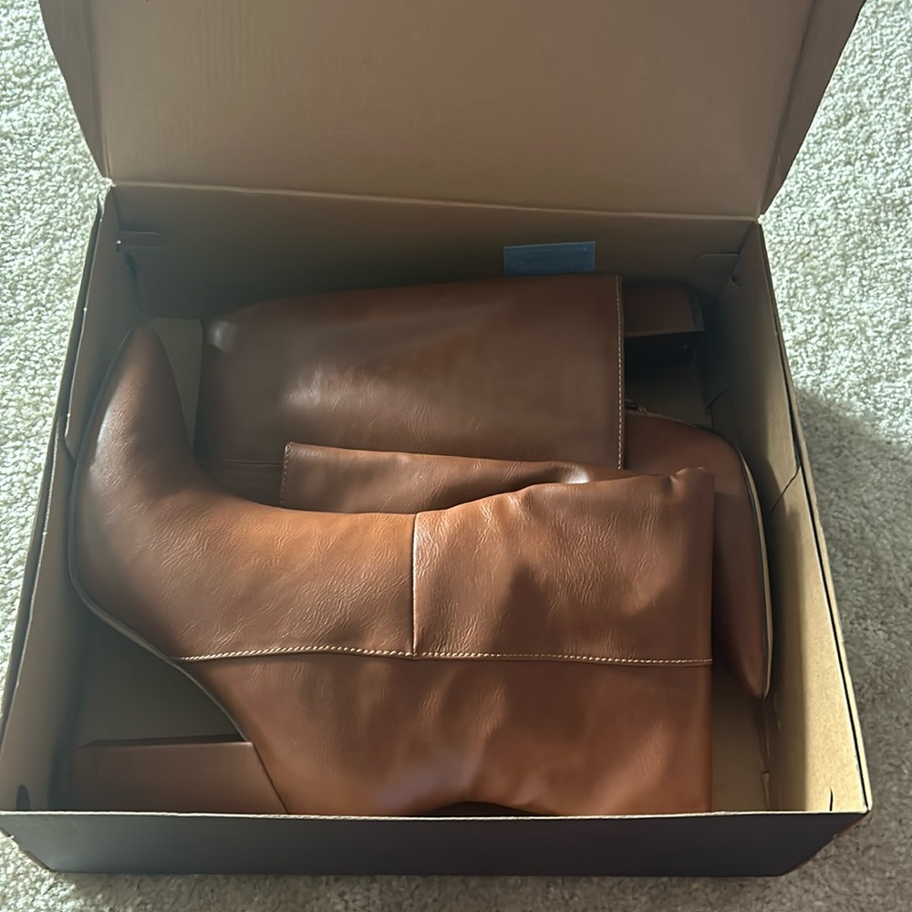 NWOT BROWN KNEE HIGH BOOTS